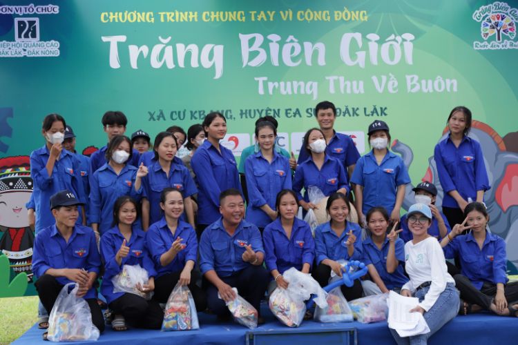 Những tình nguyện viên đầy nhiệt huyết đã sẵn sàng chào đón và chuẩn bị những hoạt động thú vị để mang đến niềm vui cho các em.